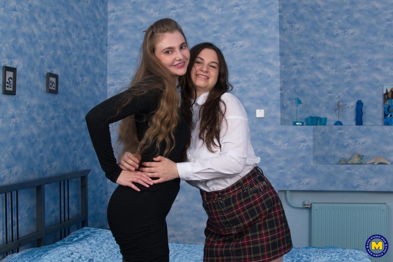 16P Mais de 30 mulheres fazem sexo lésbico com uma garota quase legal na cama