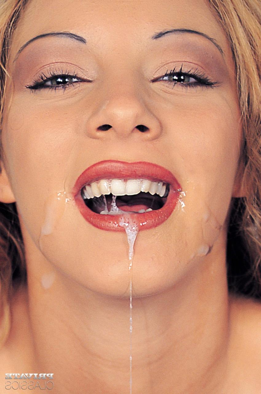 12P La star du porno Sharon Ash renverse le sperme de sa bouche après une double pénétration.