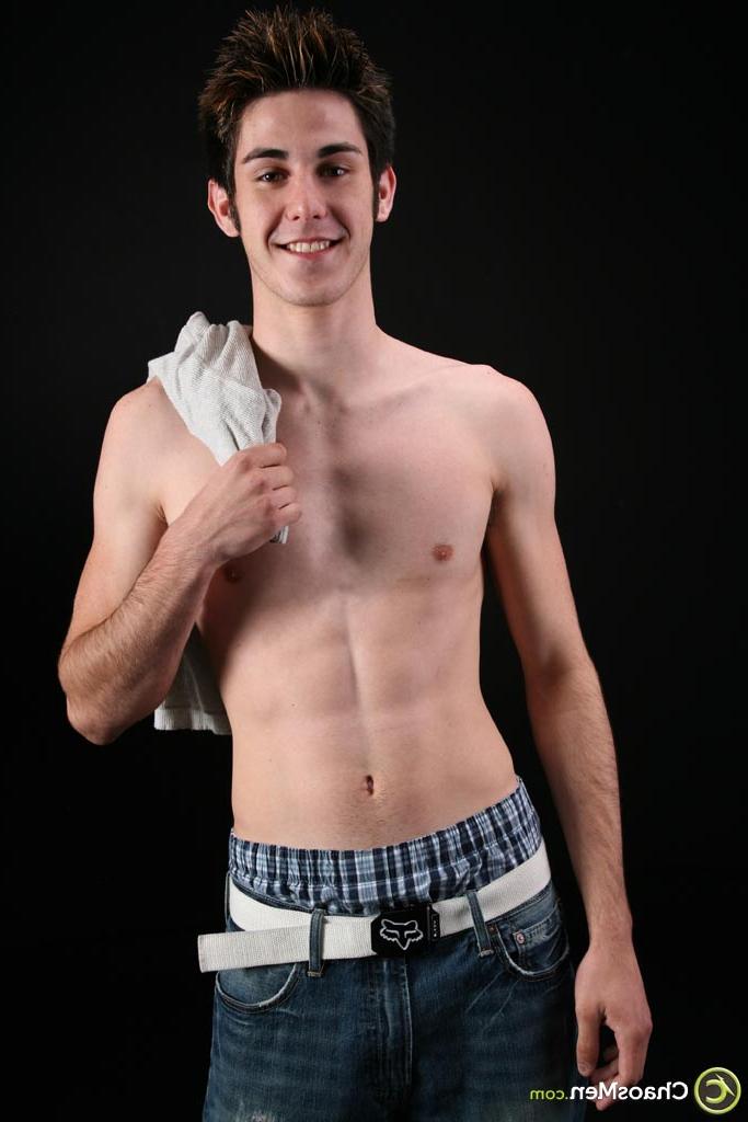 20P O cara gay excitado Blade se despe e agarra seu pau duro em um solo