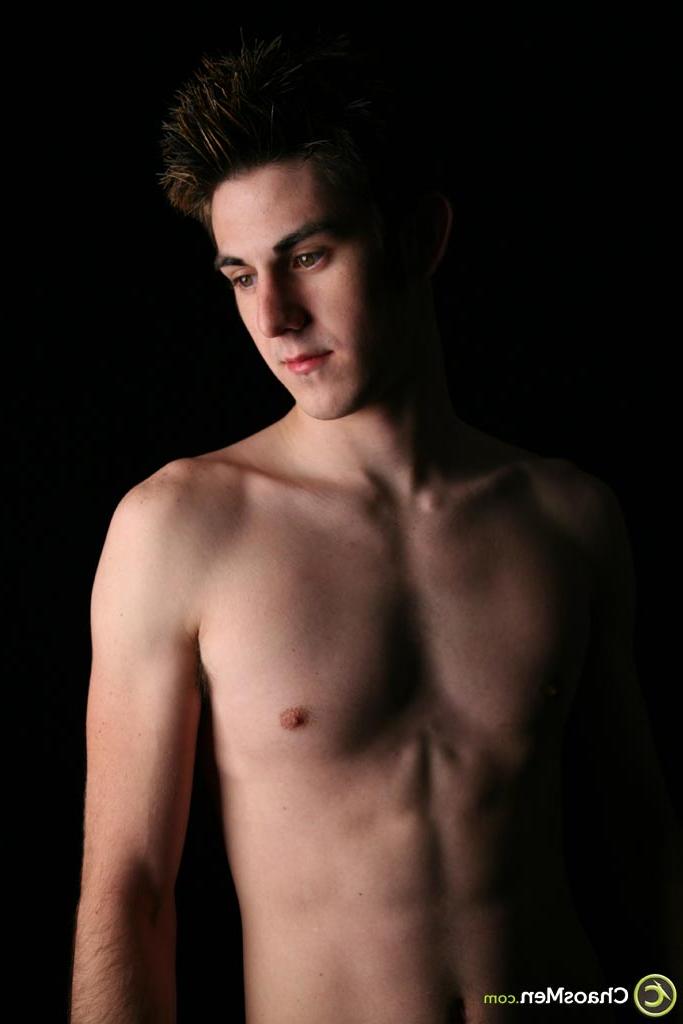 20P O cara gay excitado Blade se despe e agarra seu pau duro em um solo