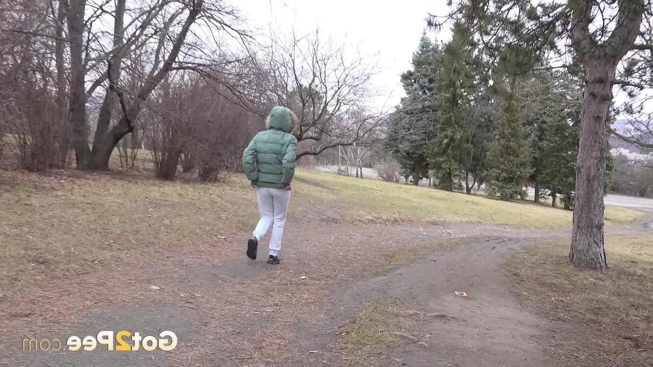 15P Ali Bordeaux faz xixi ao lado de uma trilha enquanto veste um casaco de inverno