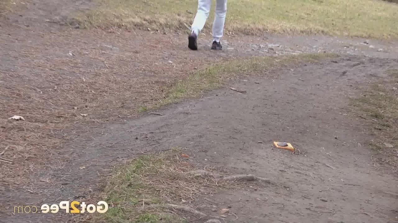 15P Ali Bordeaux faz xixi ao lado de uma trilha enquanto veste um casaco de inverno