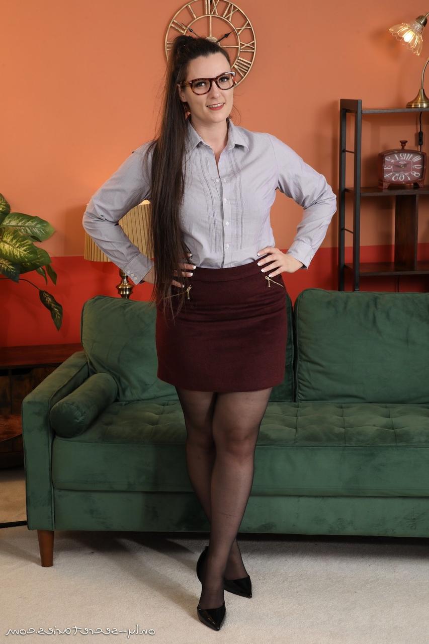 16P British secretary Ivy Rain unveils her big boobs with her glasses on