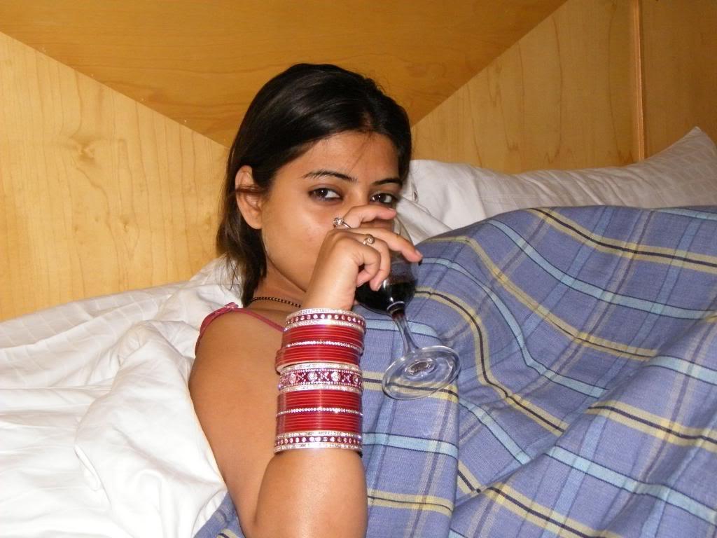 10P Indische Mädchen sind Models für ein Nacktfoto-Shooting während ihrer Flitterwochen