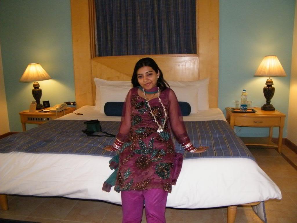 10P Indische Mädchen sind Models für ein Nacktfoto-Shooting während ihrer Flitterwochen
