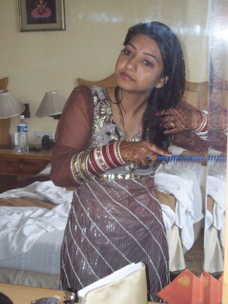10P Indische Mädchen sind Models für ein Nacktfoto-Shooting während ihrer Flitterwochen