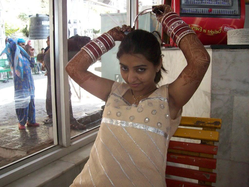 10P Indische Mädchen sind Models für ein Nacktfoto-Shooting während ihrer Flitterwochen