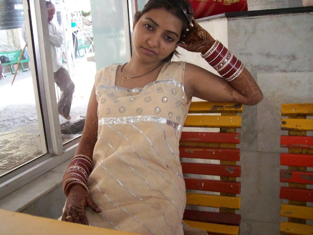 10P Indische Mädchen sind Models für ein Nacktfoto-Shooting während ihrer Flitterwochen