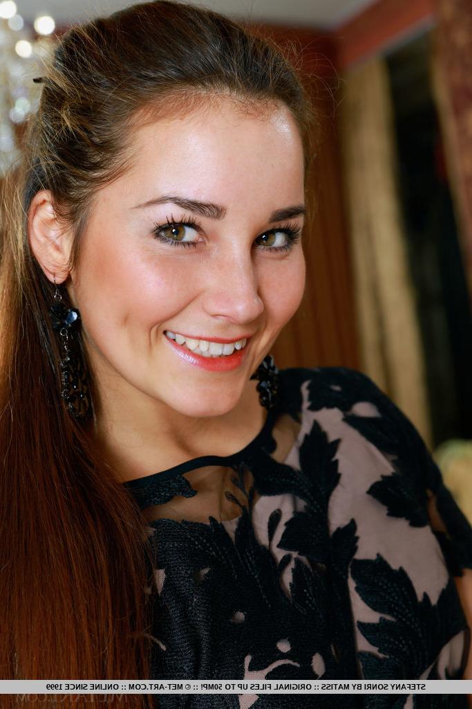 18P Stefany Sonri, une adolescente innocente, laisse filer sa jupe longue et son chemisier.