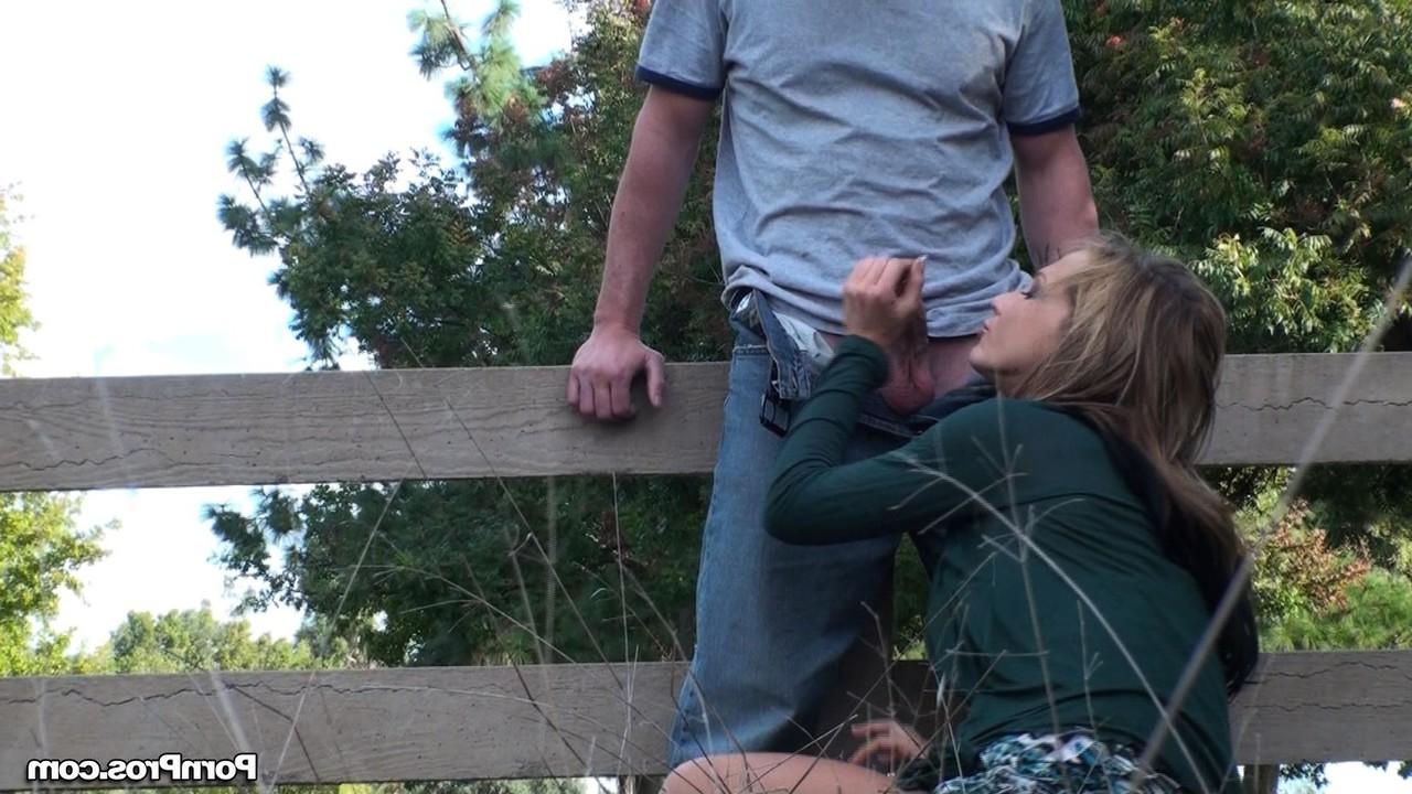 20P Busty MILF Nikki Sexx é fodida por trás ao ar livre depois de dar uma bela cabeça