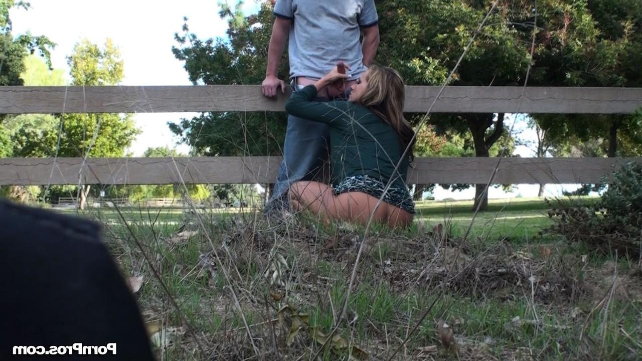20P Busty MILF Nikki Sexx é fodida por trás ao ar livre depois de dar uma bela cabeça