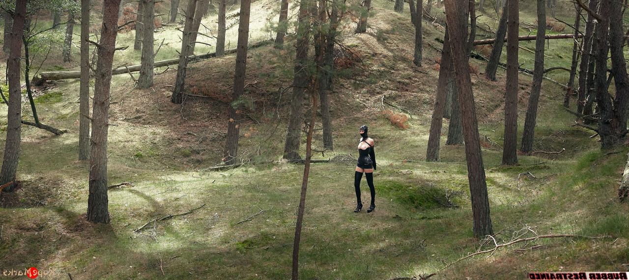 16P In Gummi gekleidetes Weibchen bleibt alleine im Wald zurück