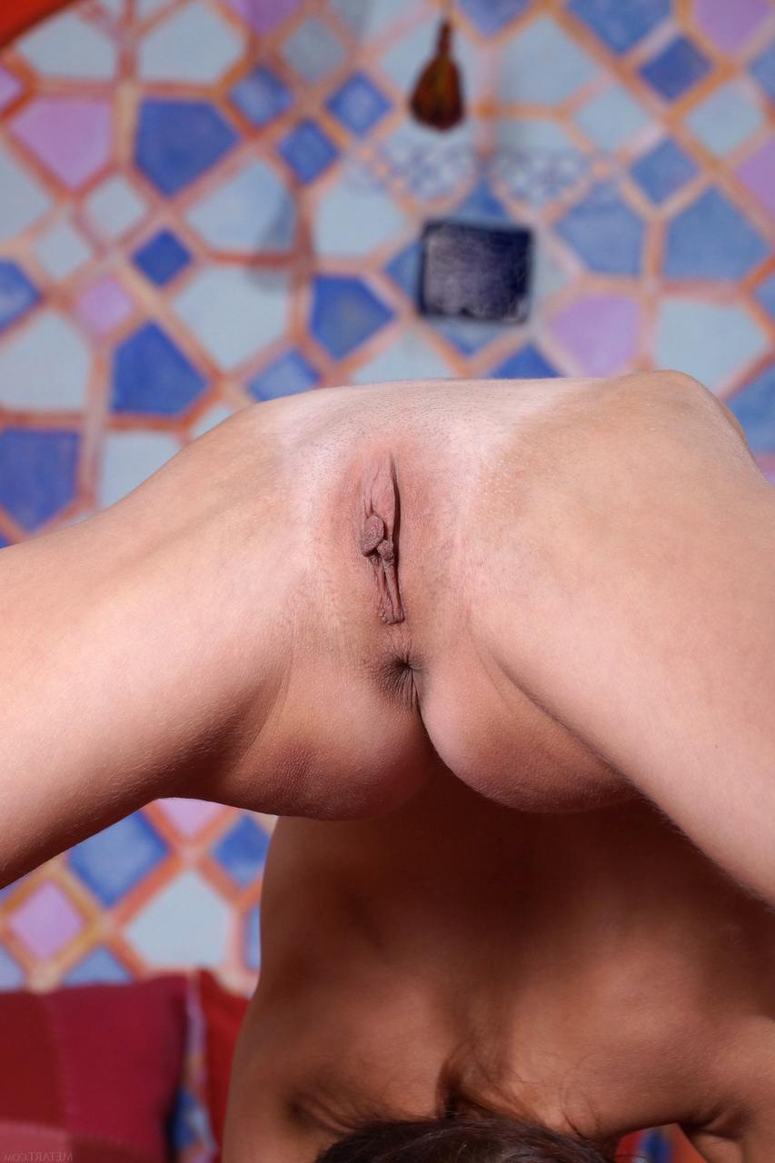 20P La ballerine ukrainienne Matilda Bae écarte les jambes et la chatte en posant nue.