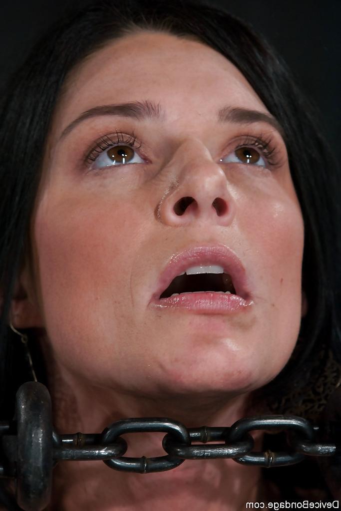16P Les stars du porno India Summer et Brooke Lee Adams sont enchaînées et se masturbent.