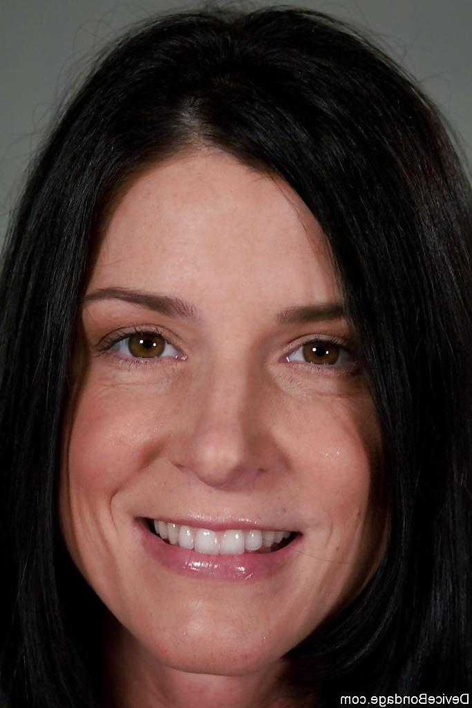 16P Les stars du porno India Summer et Brooke Lee Adams sont enchaînées et se masturbent.