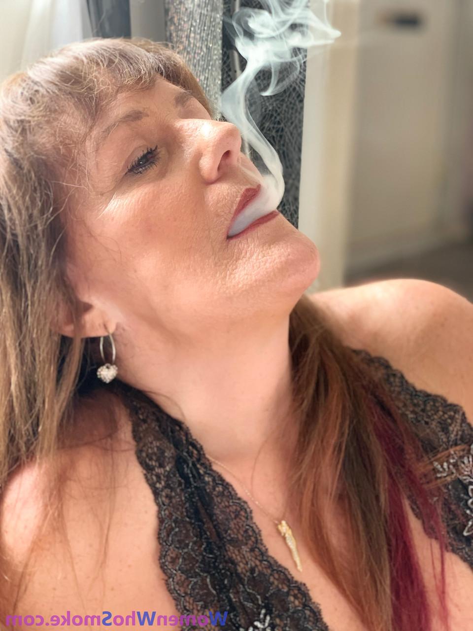 15P Mulher madura foda posa de lingerie enquanto fuma um cigarro