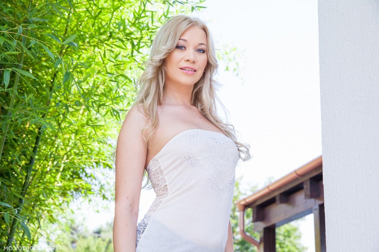 16P A loira asiática Lindsey Olsen abaixa as calças justas antes de ser fodida