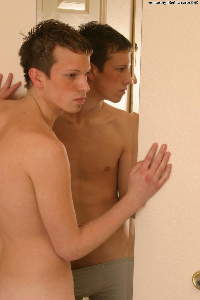 20P Gay sujo de óculos escuros Landon perde a roupa e se masturba sozinho