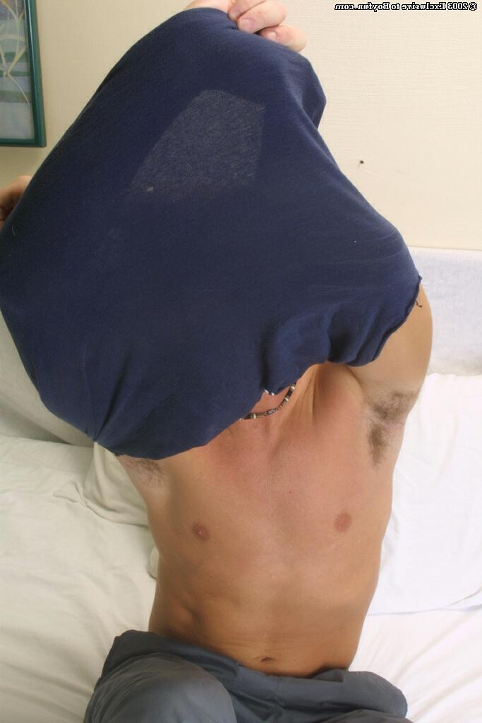 20P El chico gay Evan se desnuda y juega con su polla cortada en la cama