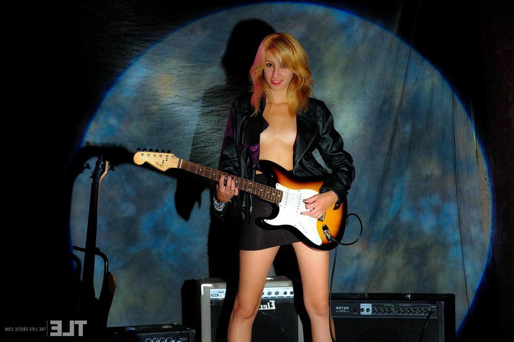 16P La joven latina rubia carol o se luce antes de desnudarse