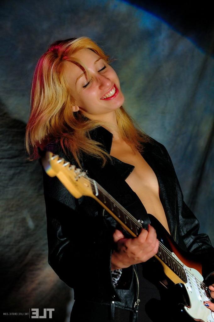 16P La joven latina rubia carol o se luce antes de desnudarse