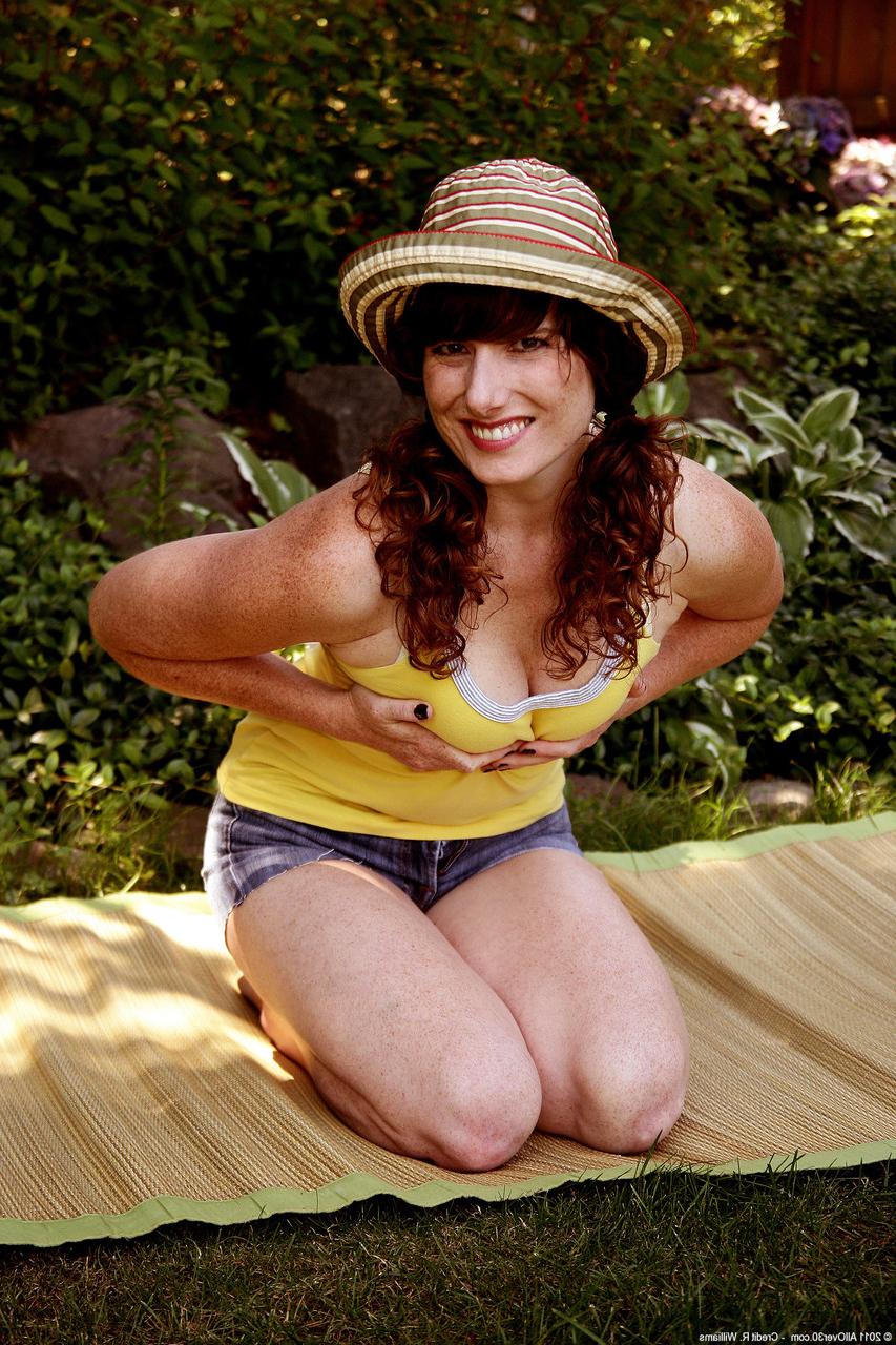 20P Die hübsche Amateur-MILF Ava zieht sich beim Picknick aus und zeigt ihre Titten und ihren großen Arsch