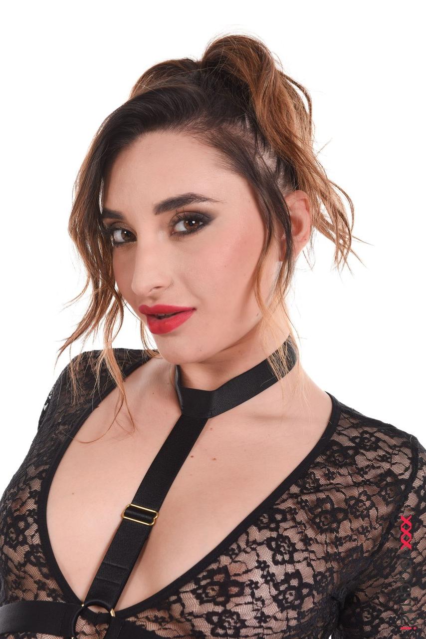 15P La chica caliente Sara Diamante es follada por una máquina sexual con botas de tacón alto