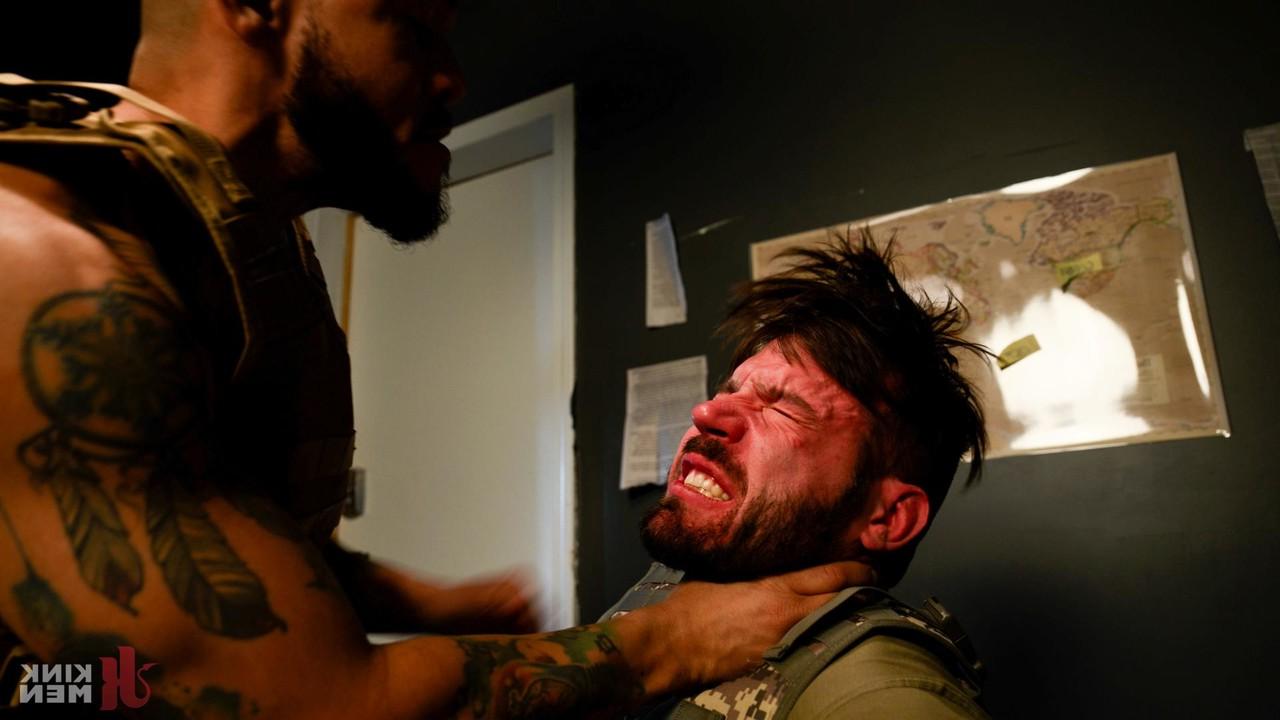 20P O militar gay Rio 9rande analisa um traseiro submisso em cativeiro por corda