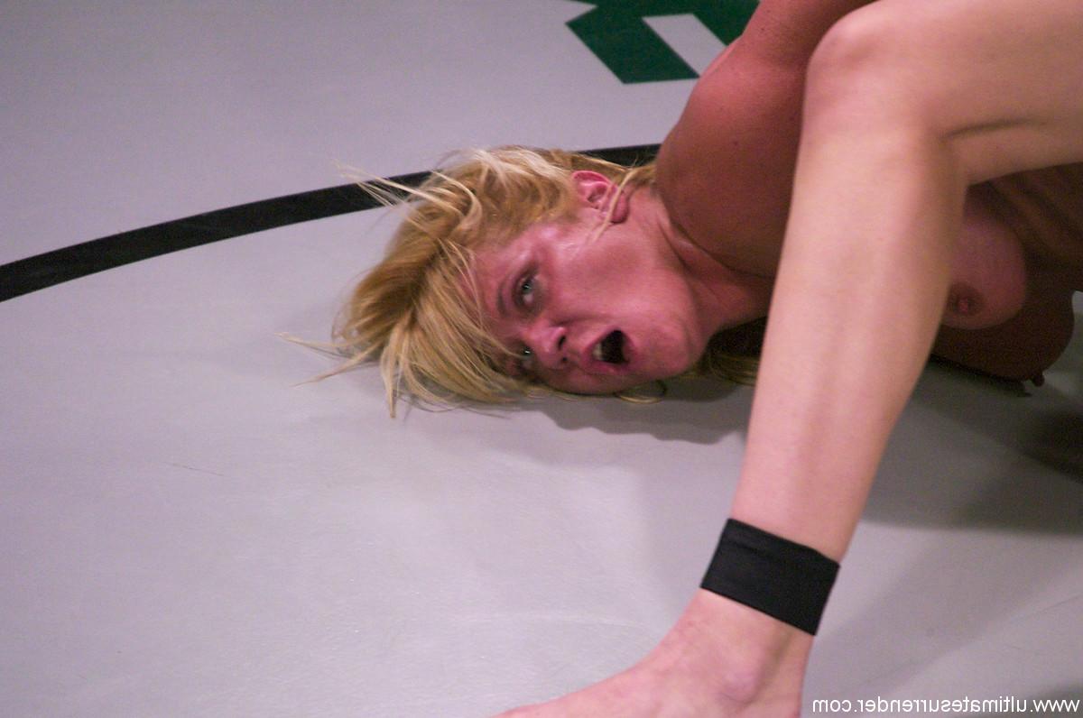 20P Hot Ginger Lynn gets fucked with a strapon by MILF Bobbi Starr in a ring