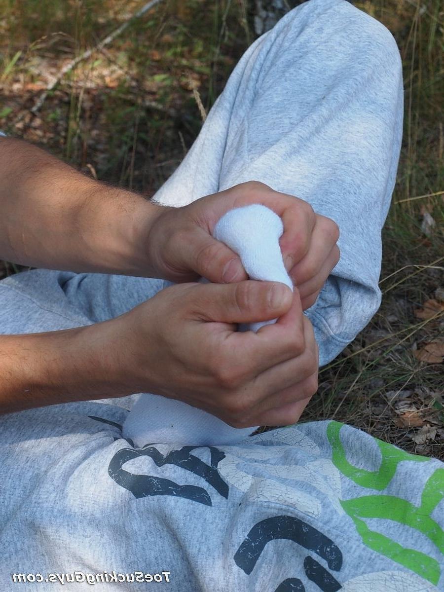 20P Kosa gay de cabelos curtos com tesão tira as calças e exibe o pau e os dedos dos pés