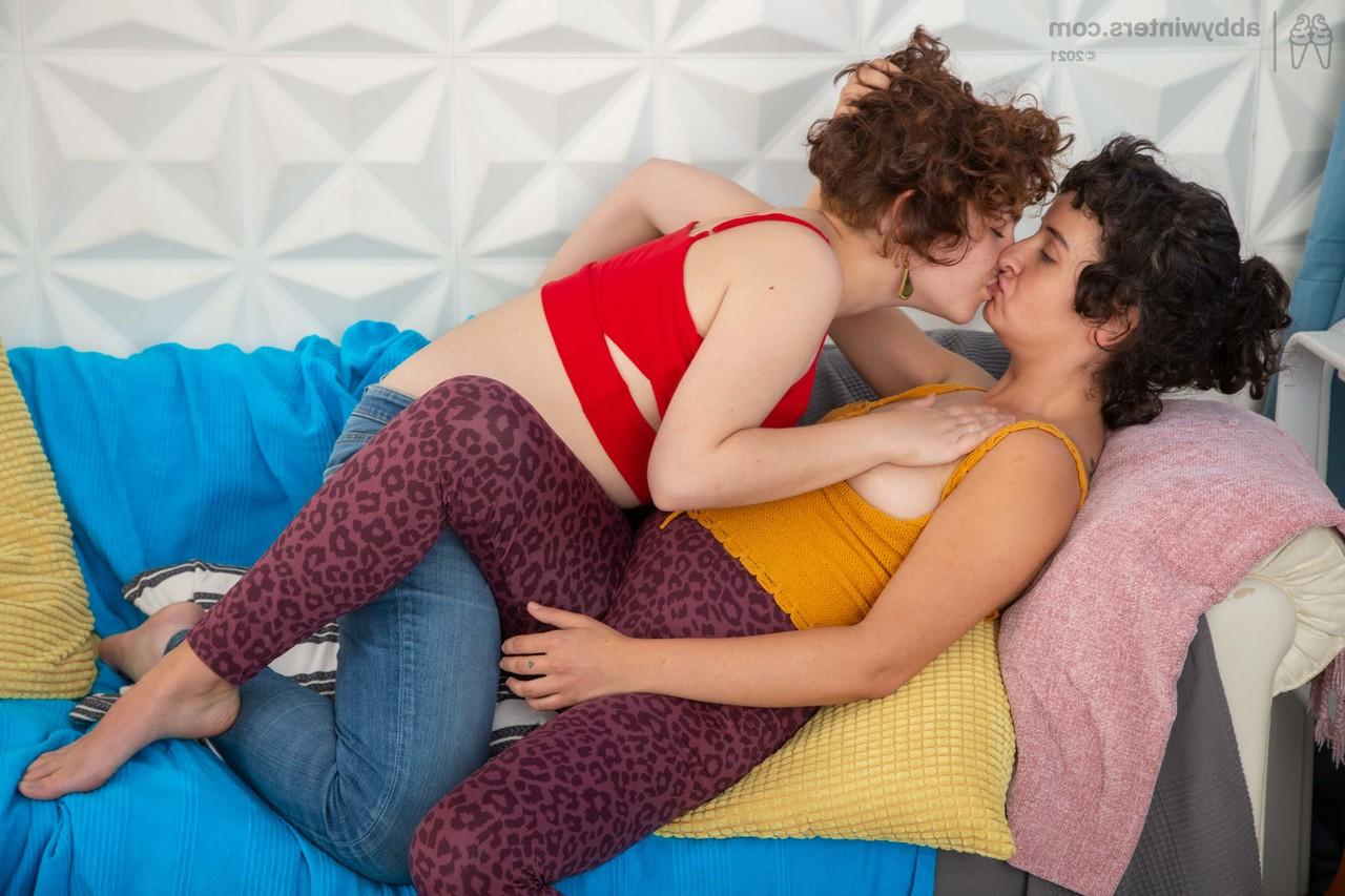 20P Die behaarten Lesben Catalina A und Adelina treiben es und geben sich gegenseitig ein Fisting