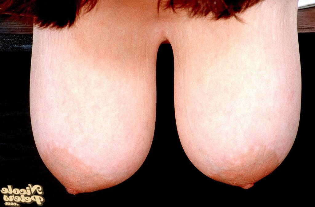 16P Amadora Nicole Peters impressionante espetáculo de nudez em seu escritório