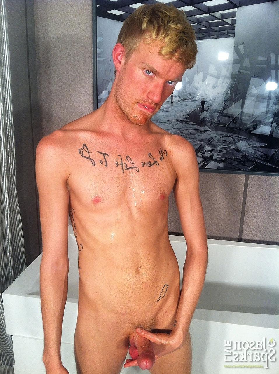 20P Die dünnen schwulen Freunde Alex Woods und Kip Ryker küssen sich vor dem Ficken