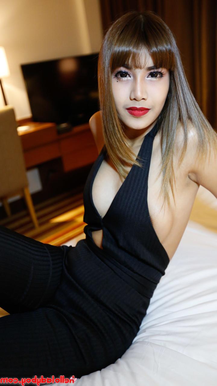 20P Belle transexuelle asiatique dévoile ses seins parfaits dans un strip-tease sexy