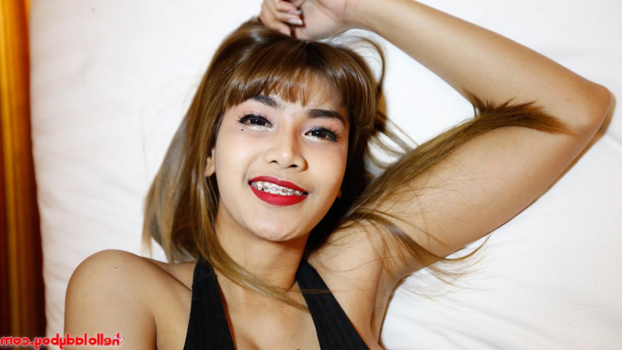 20P Belle transexuelle asiatique dévoile ses seins parfaits dans un strip-tease sexy