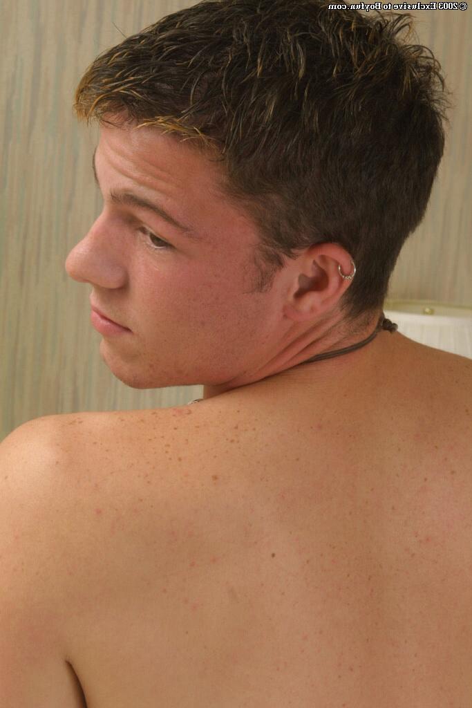 20P El joven gay Jasper muestra sus grandes bolas de cerca mientras se masturba
