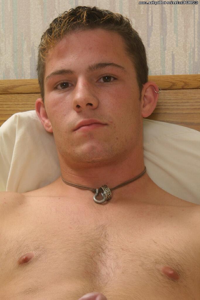 20P El joven gay Jasper muestra sus grandes bolas de cerca mientras se masturba
