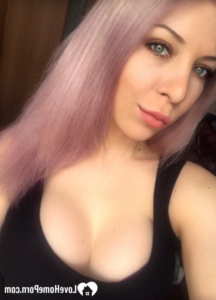 20P MILF rubia muestra sus jugosas tetas y su delicioso coño mientras se toma selfies desnuda