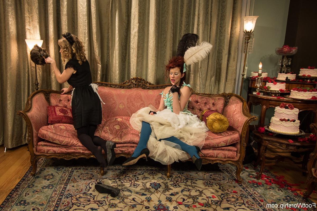 17P A empregada Penny Pax e a Maitresse Madeline Marlowe adoram meias sensuais