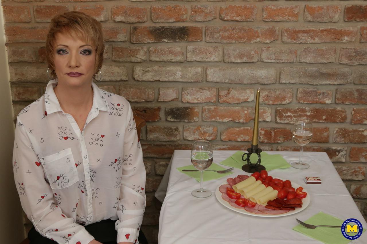 13P Die wunderschöne tschechische Amateurin Belinda posiert in ihrem heißen Outfit im Restaurant