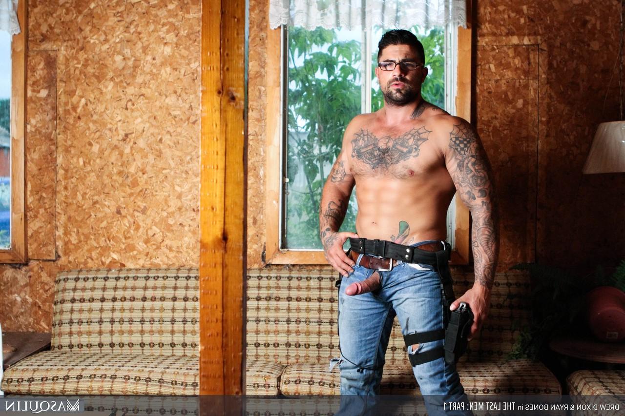 20P O musculoso gay Ryan Bones analisa um traseiro pendurado depois de pegar a cabeça