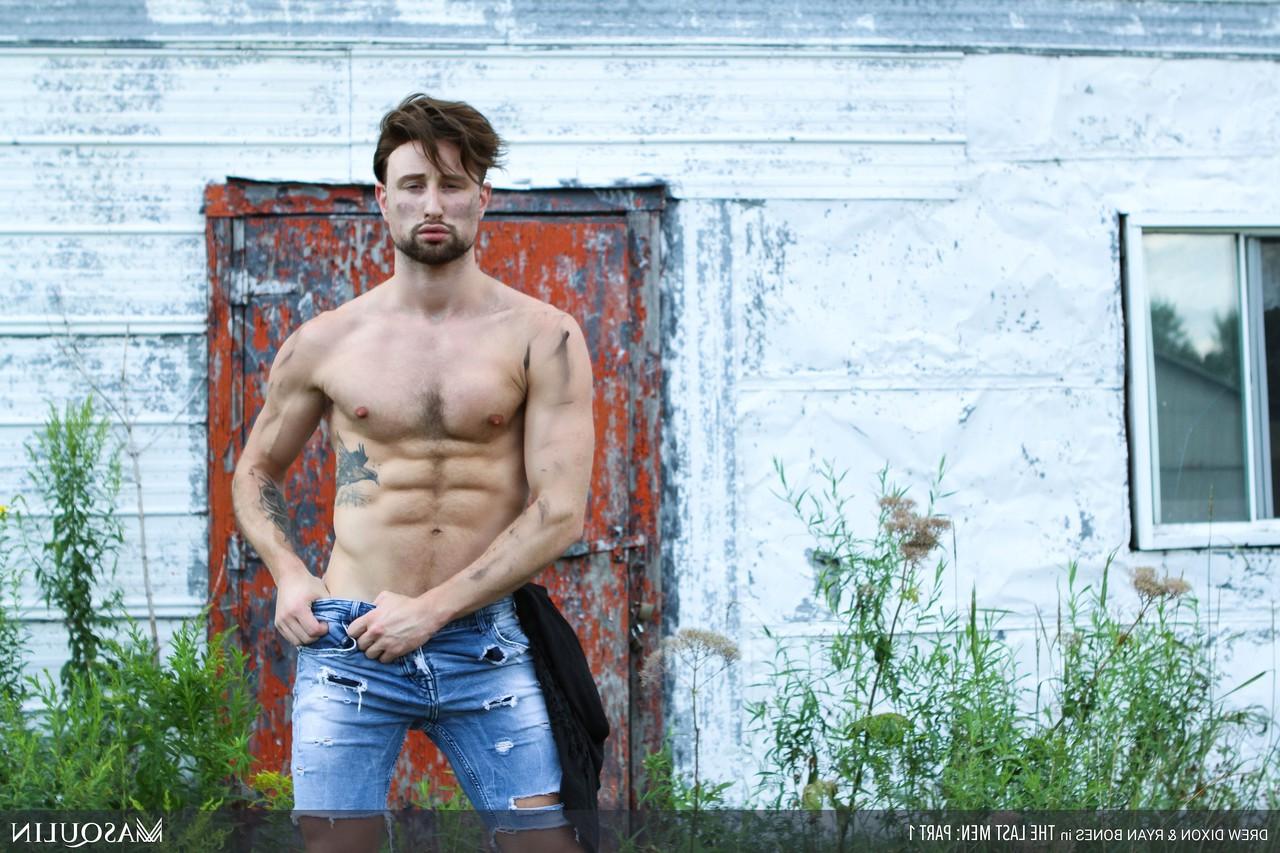 20P O musculoso gay Ryan Bones analisa um traseiro pendurado depois de pegar a cabeça
