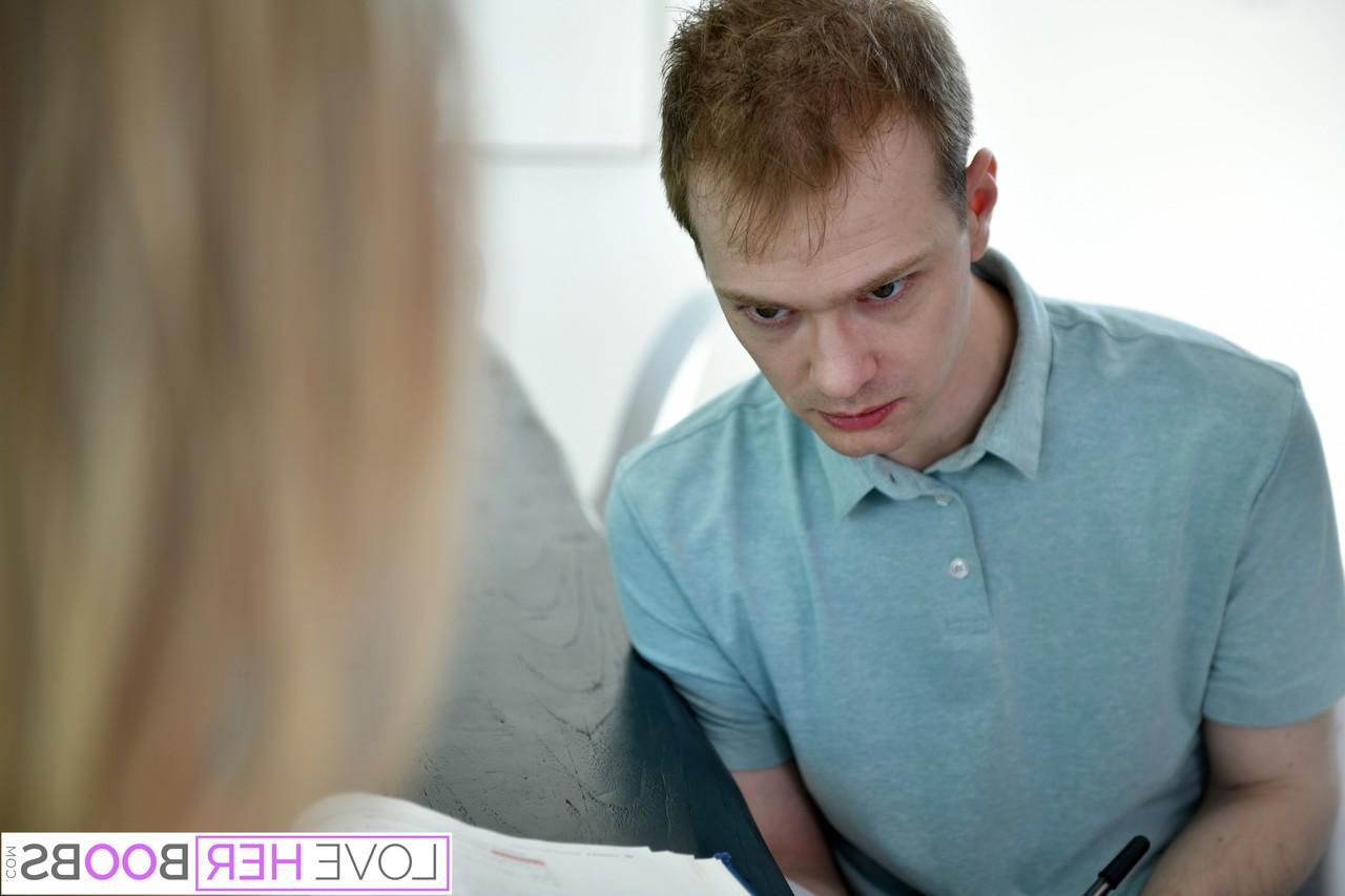 20P Die goldhaarige Teenagerin Melody Marks streichelt mit ihren großen Titten den Schwanz ihrer Klassenkameradin
