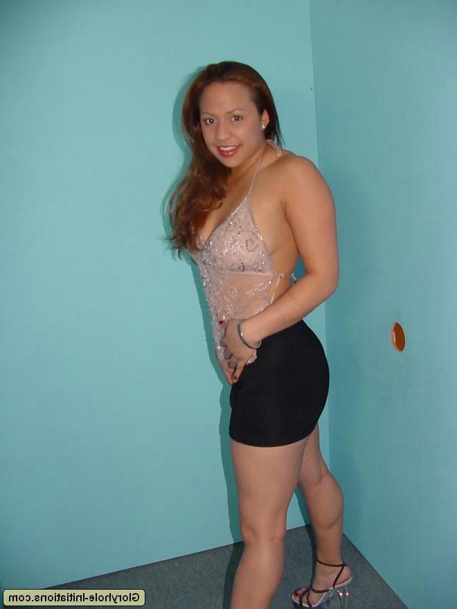 15P A linda Lani mostra seus jovens hooters para um boquete no buraco da glória e uma gozada facial