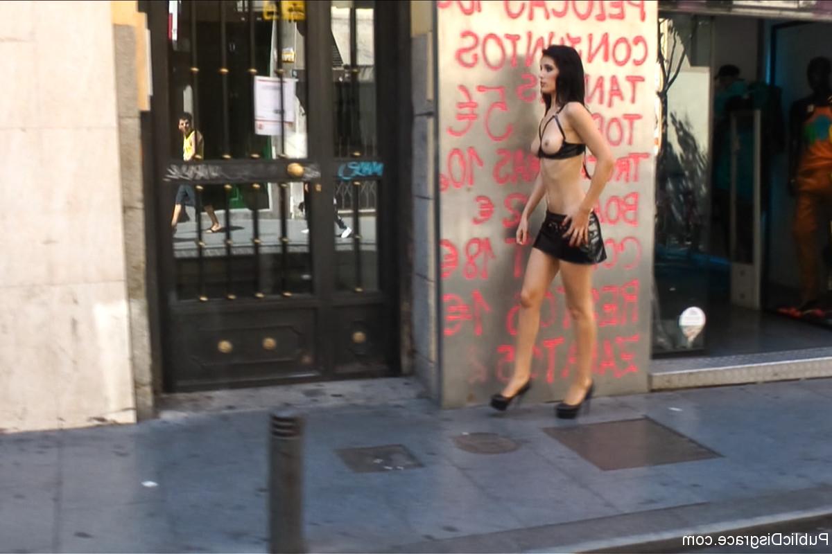 20P Die schamlose, vollbusige Latina-Brünette Carol Vega posiert oben ohne in der Öffentlichkeit