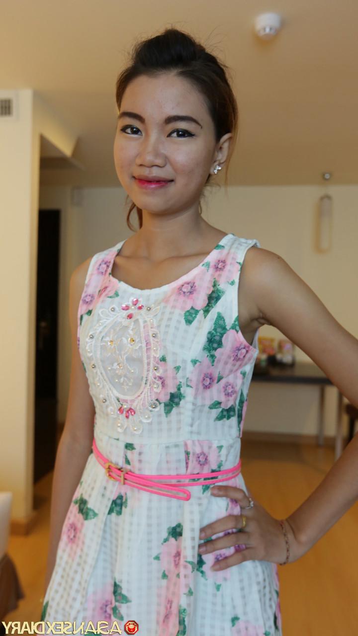 20P Oay, une jolie asiatique maigre, écarte ses sous-vêtements et se prend une gaffe.