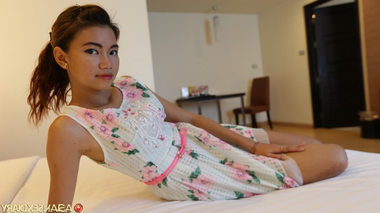 20P Oay, une jolie asiatique maigre, écarte ses sous-vêtements et se prend une gaffe.