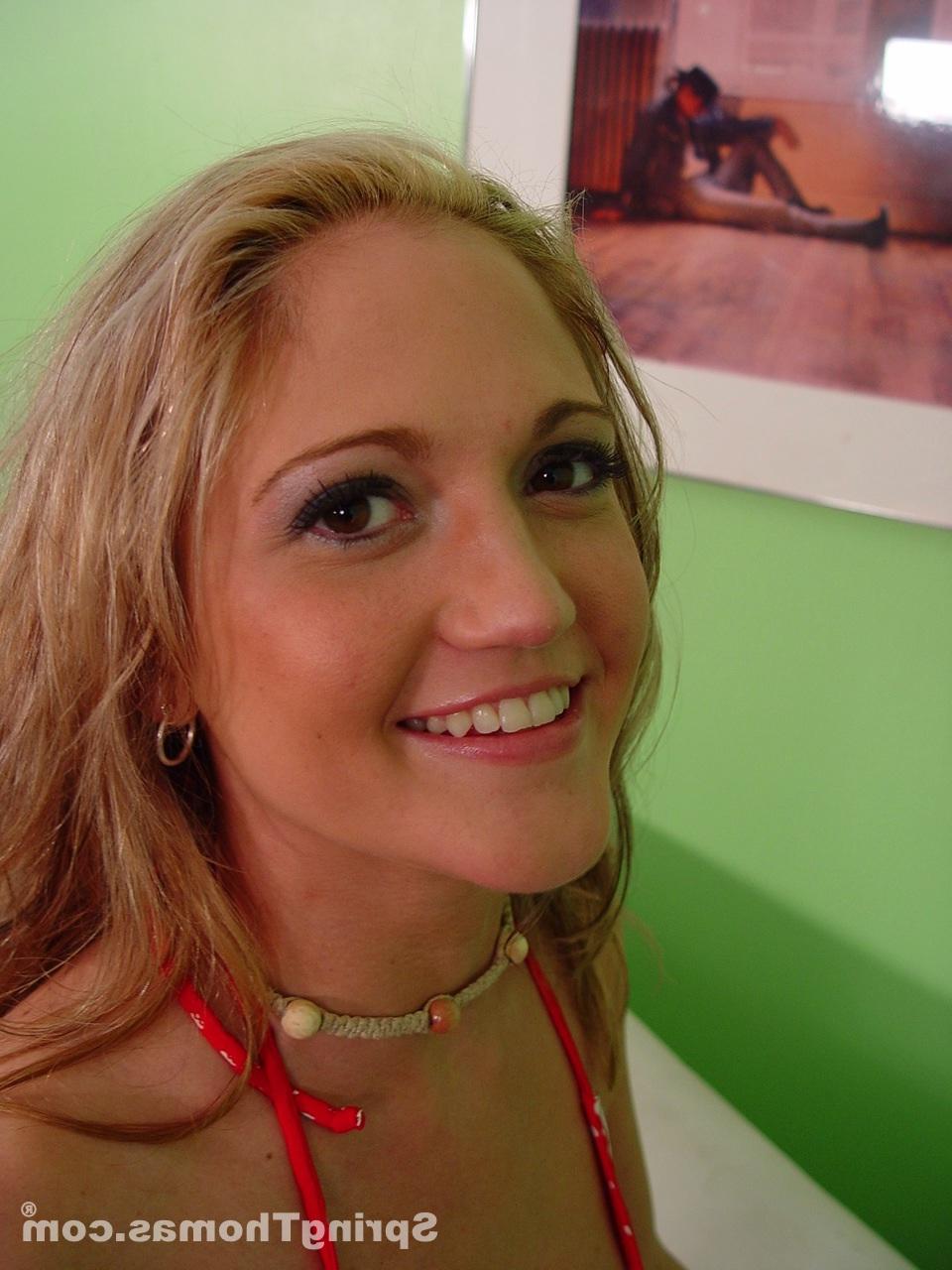 20P Das junge blonde Mädchen Spring Thomas lutscht und fickt einen riesigen schwarzen Schwanz