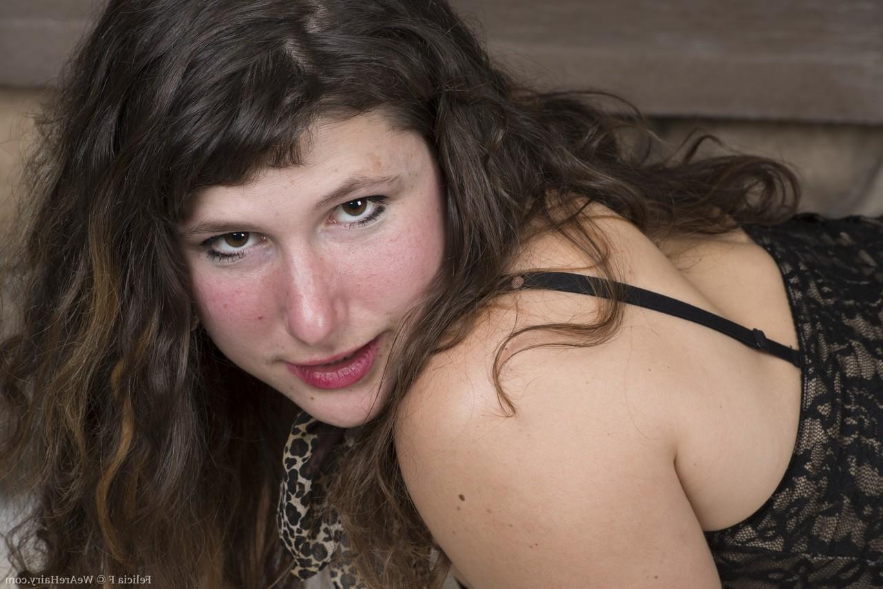 20P Das heiße Babe Felicia F in Dessous mit Animal-Print entblößt ihren haarigen Muff und ihre schönen Titten