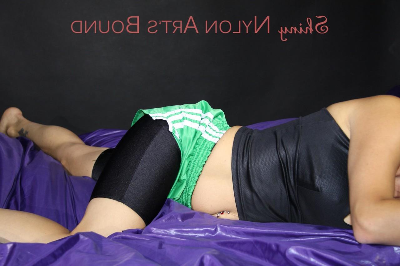 16P Une fille blonde est bâillonnée et retenue dans un short en nylon sur un short en spandex.